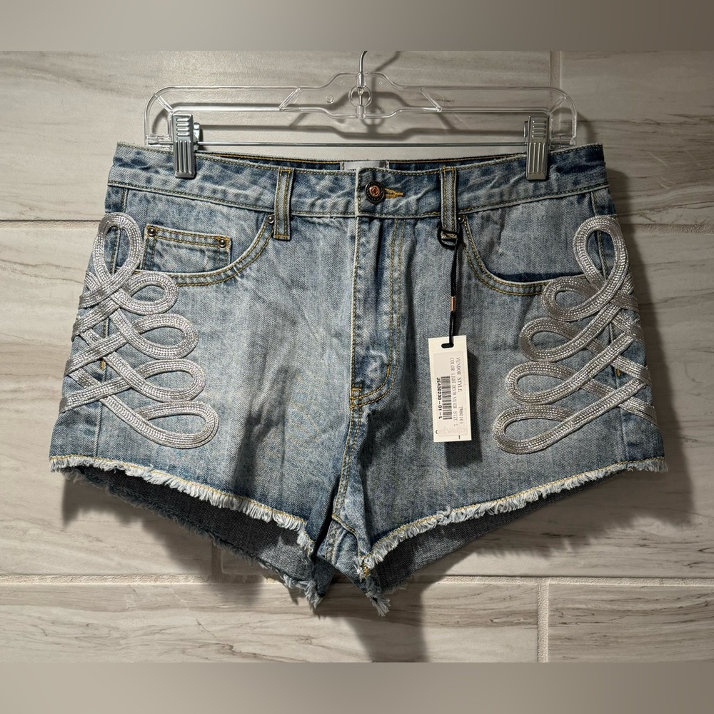 TWELVE By Ontwelfth Embroidered NWT Denim Shorts Size Large
